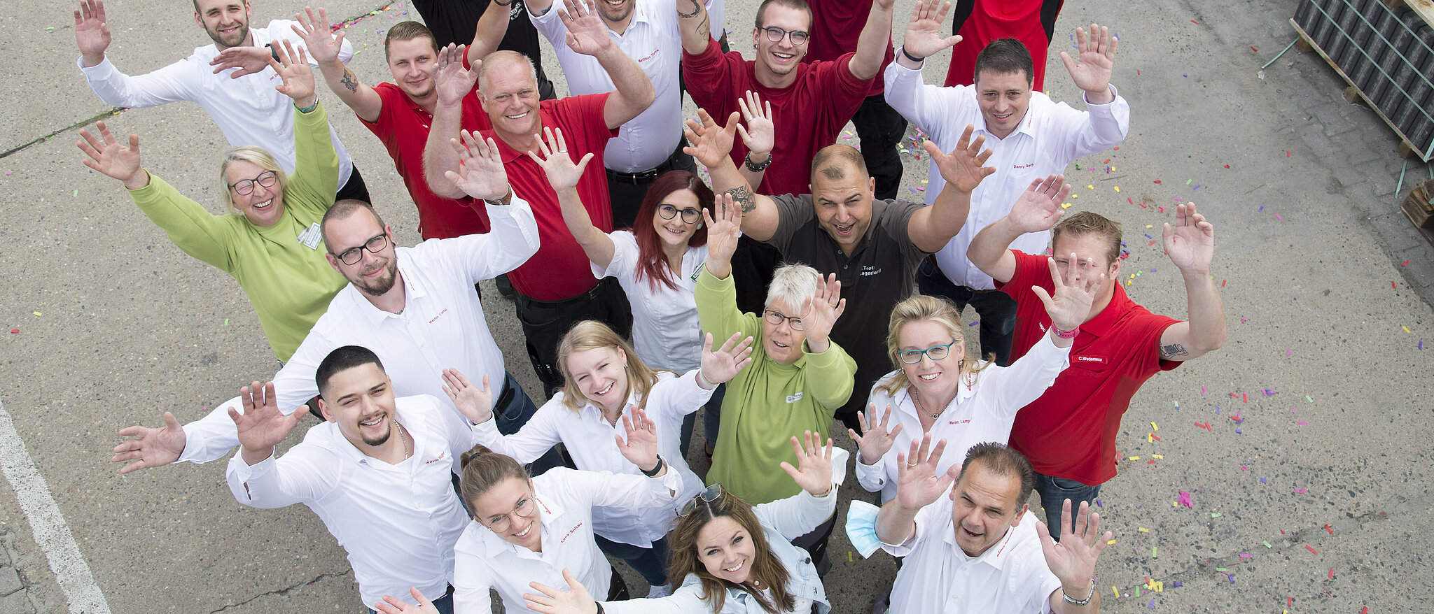 Mölders Team steht als Gruppe eng zusammen und halten ihre Hände in die Luft