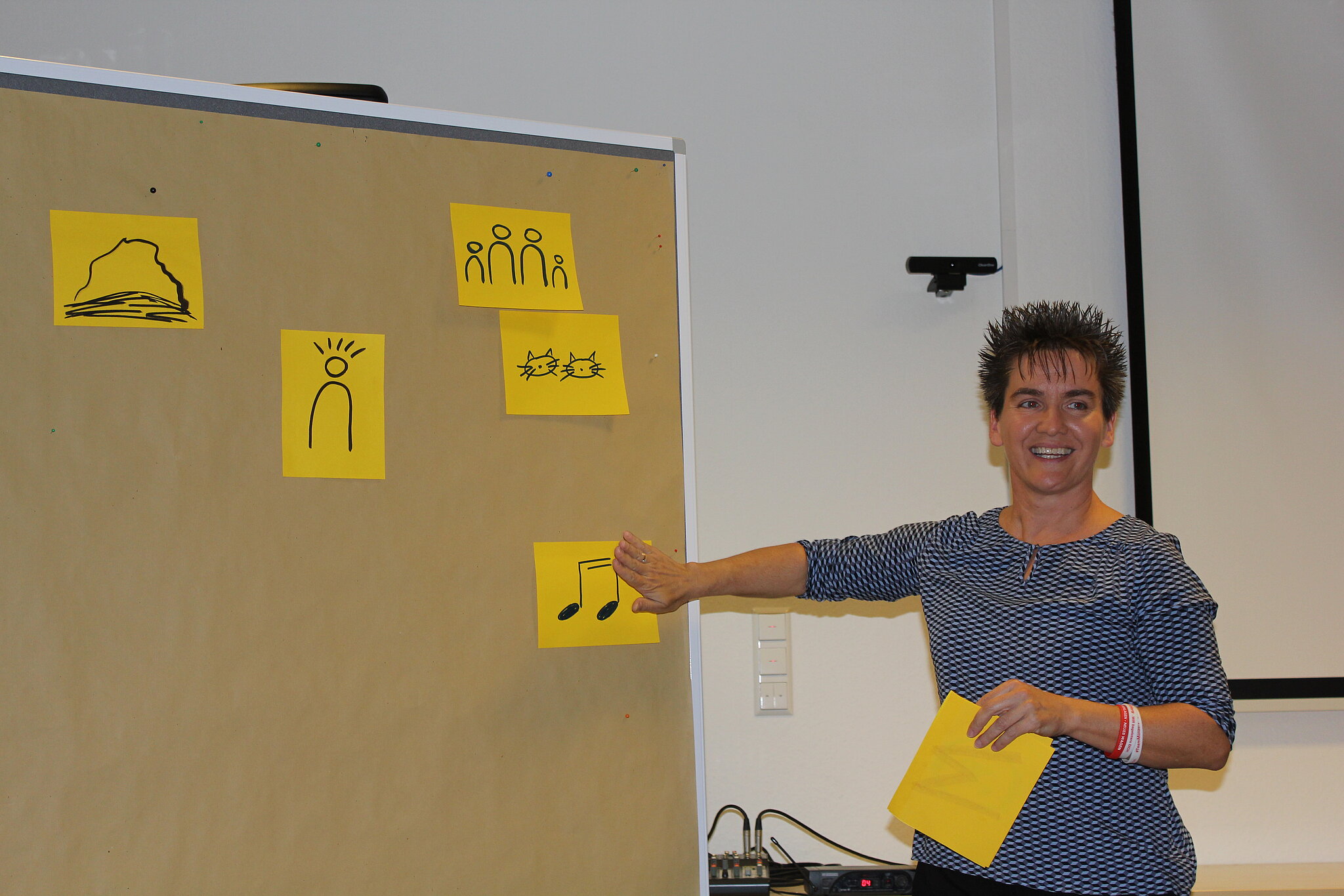 Personalleiterin von Mölder pinnt gelbe Moderationskarten an eine Pinnwand