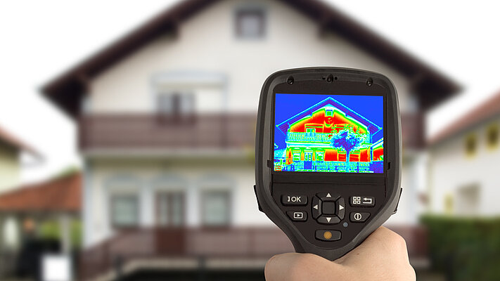 Wärmebildanalyse mit Wärmebildkamera eines Hauses 