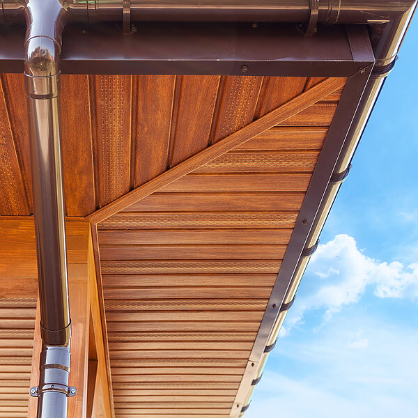Dach mit Holzkonstruktion aus Profilbrettern