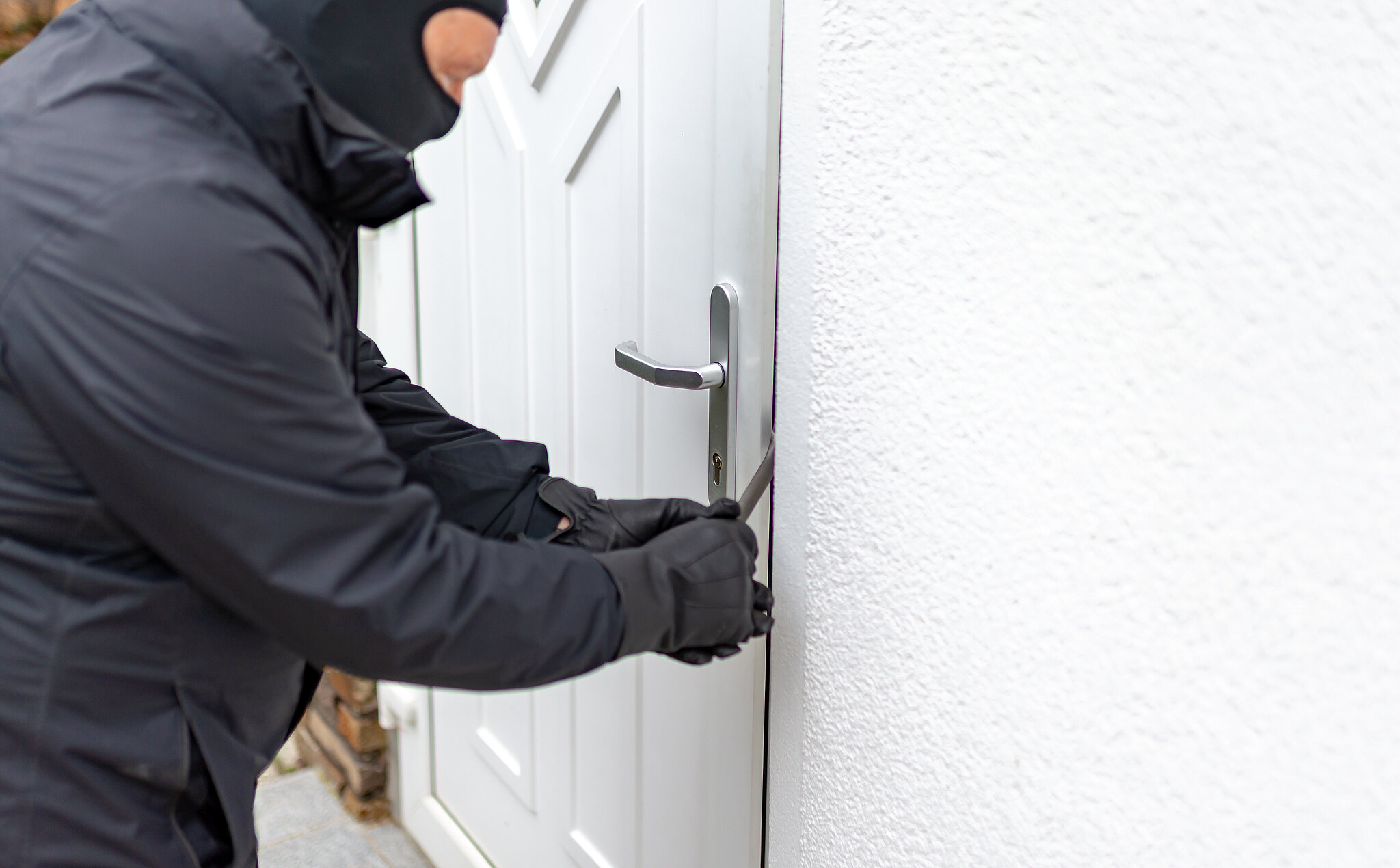 Dargestellter Einbruchversuch bei einer einbruchsicheren Haustür