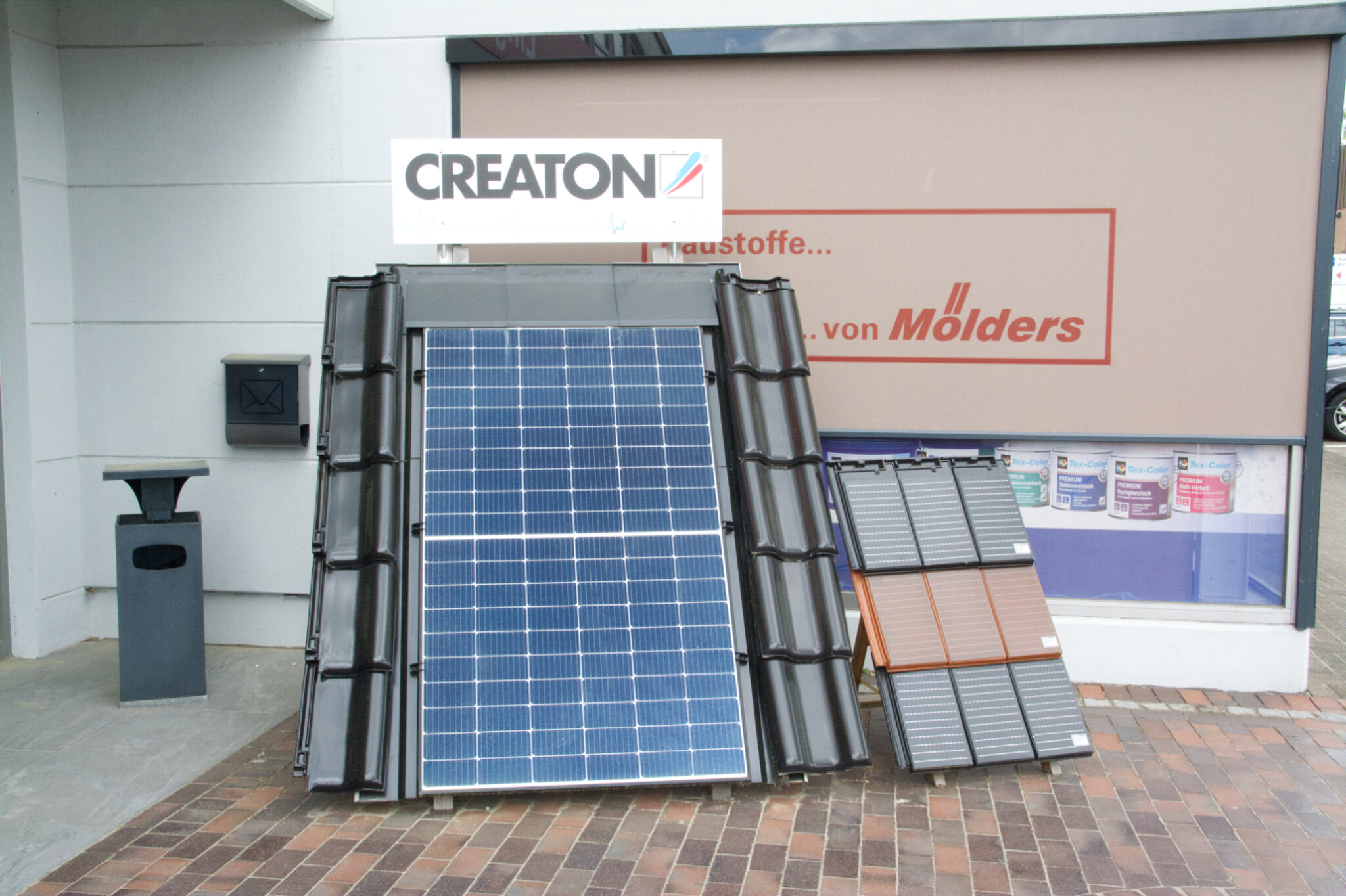 Photovoltaik Module von creaton in der Ausstellung im Baucentrum Uelzen